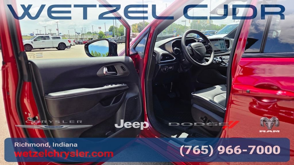 New 2027 Red Hot Pearl-Coat Exterior Paint Chrysler Limited image 13