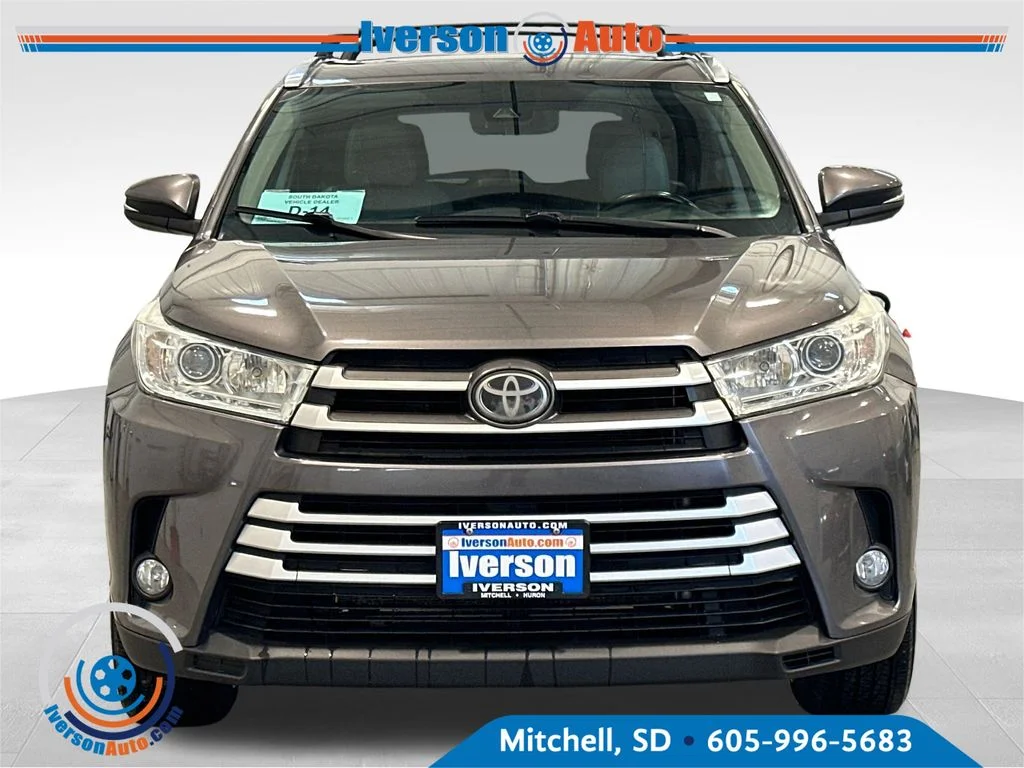 Used 2018 Gray Toyota XLE image 3