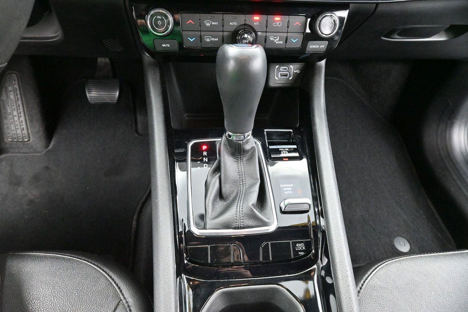 Used 2023 Diamond Black Crystal Pearlcoat Jeep Limited image 25