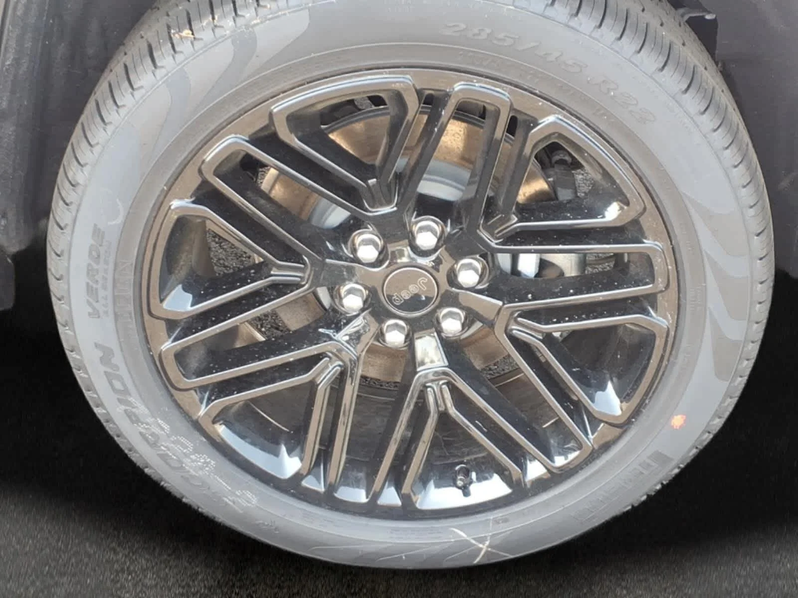 New 2026 Silver-Zynith Exterior Paint Jeep Limited Reserve image 10