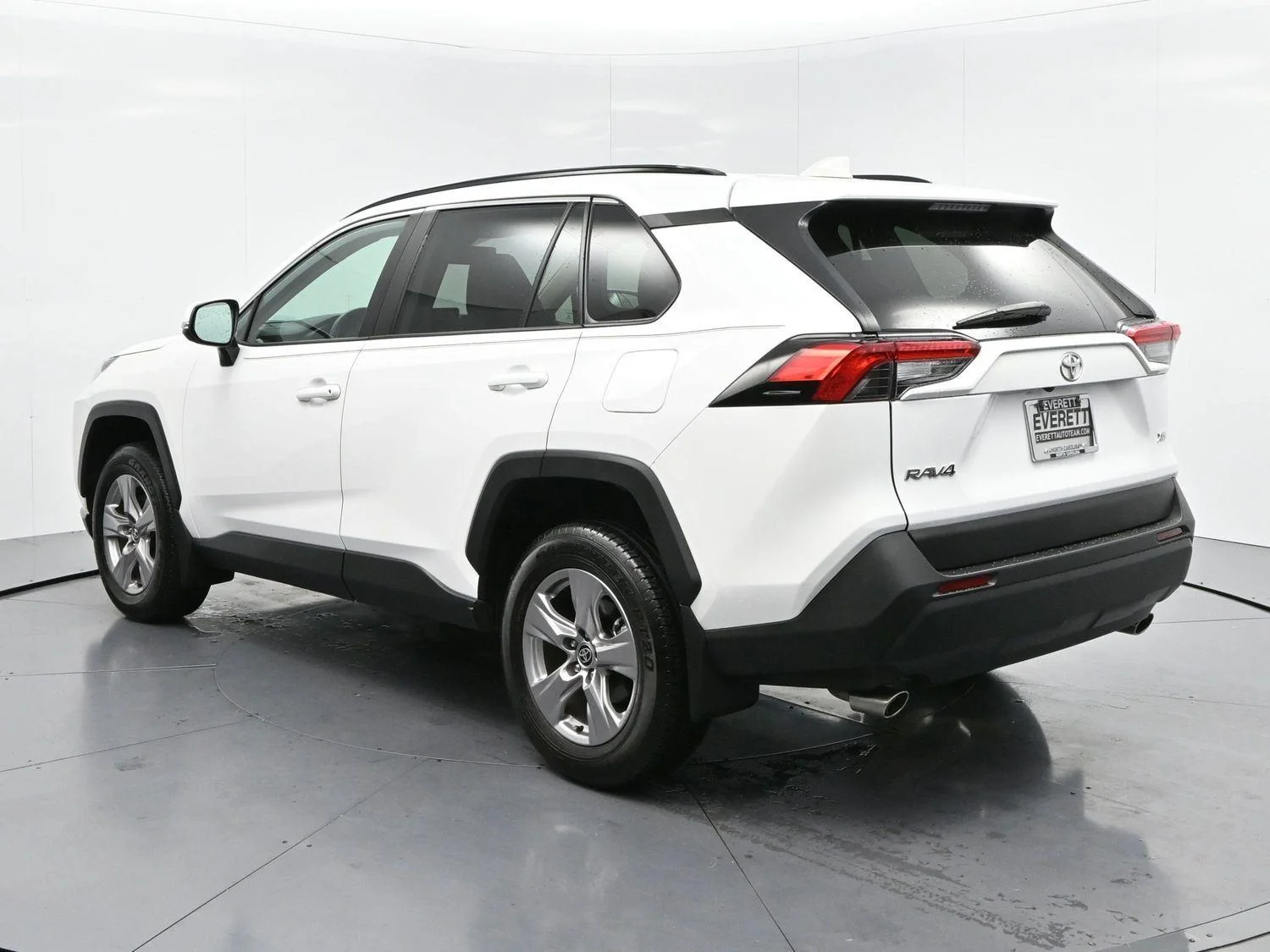 Used 2025 White Toyota XLE image 5