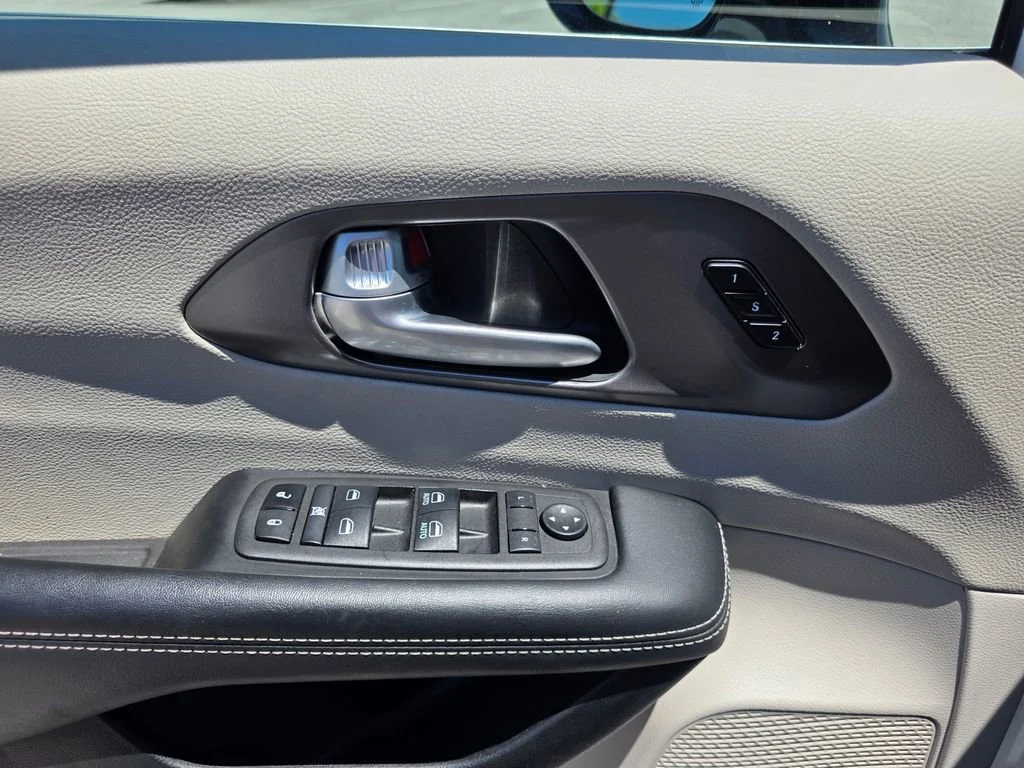 Used 2024  Chrysler Touring L image 16