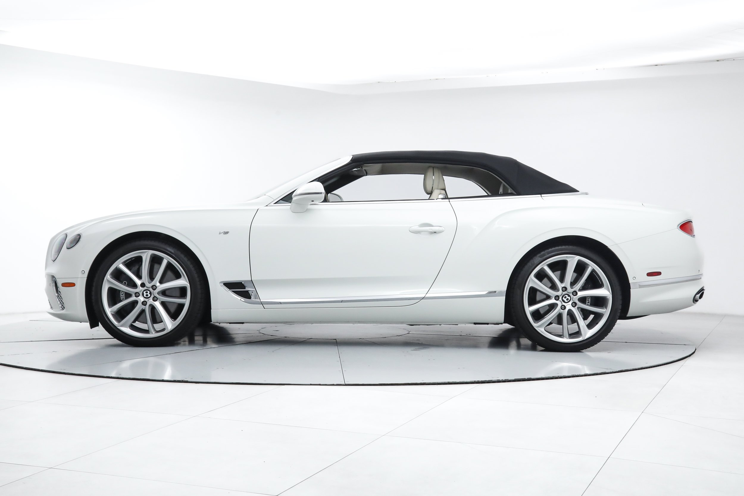 Used 2022 White Bentley GT V8 Convertible image 3