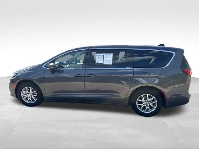 Used 2023 Gray Chrysler Touring L image 5