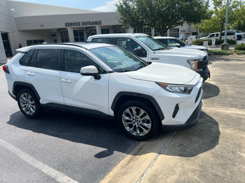 Used 2019 White Toyota XLE Premium image 7