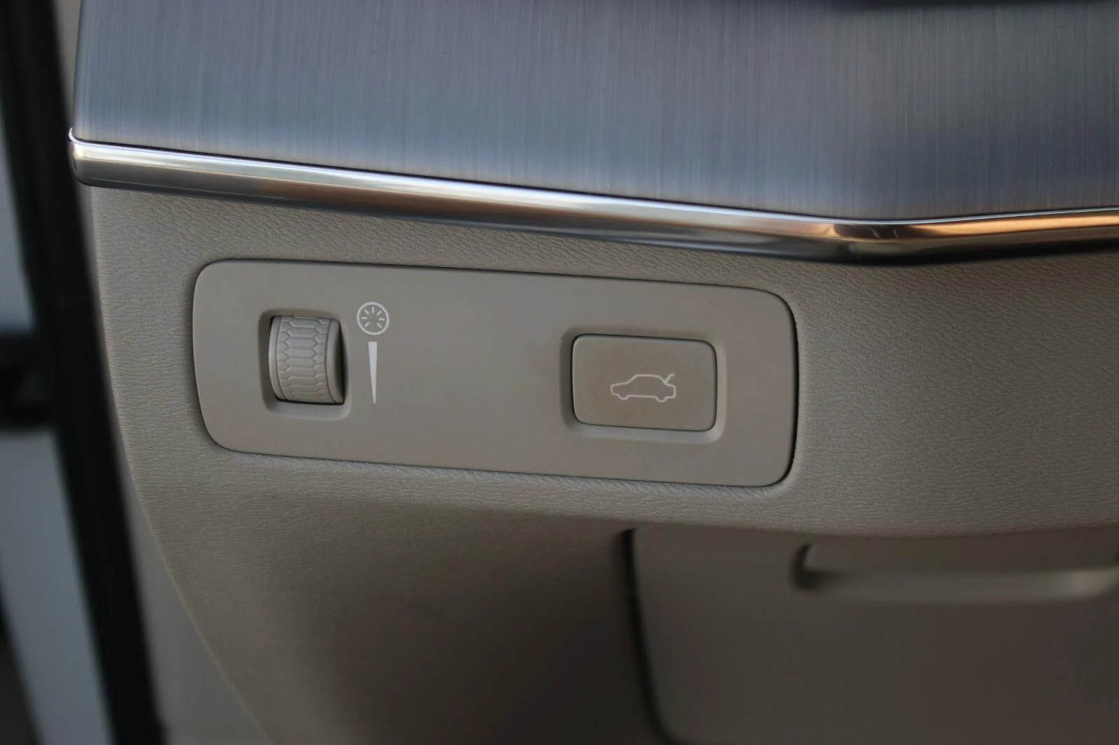 Used 2021  Volvo Momentum image 27