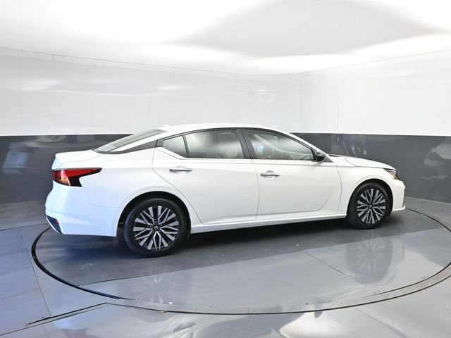 Used 2025 White Nissan 2.5 SV image 15