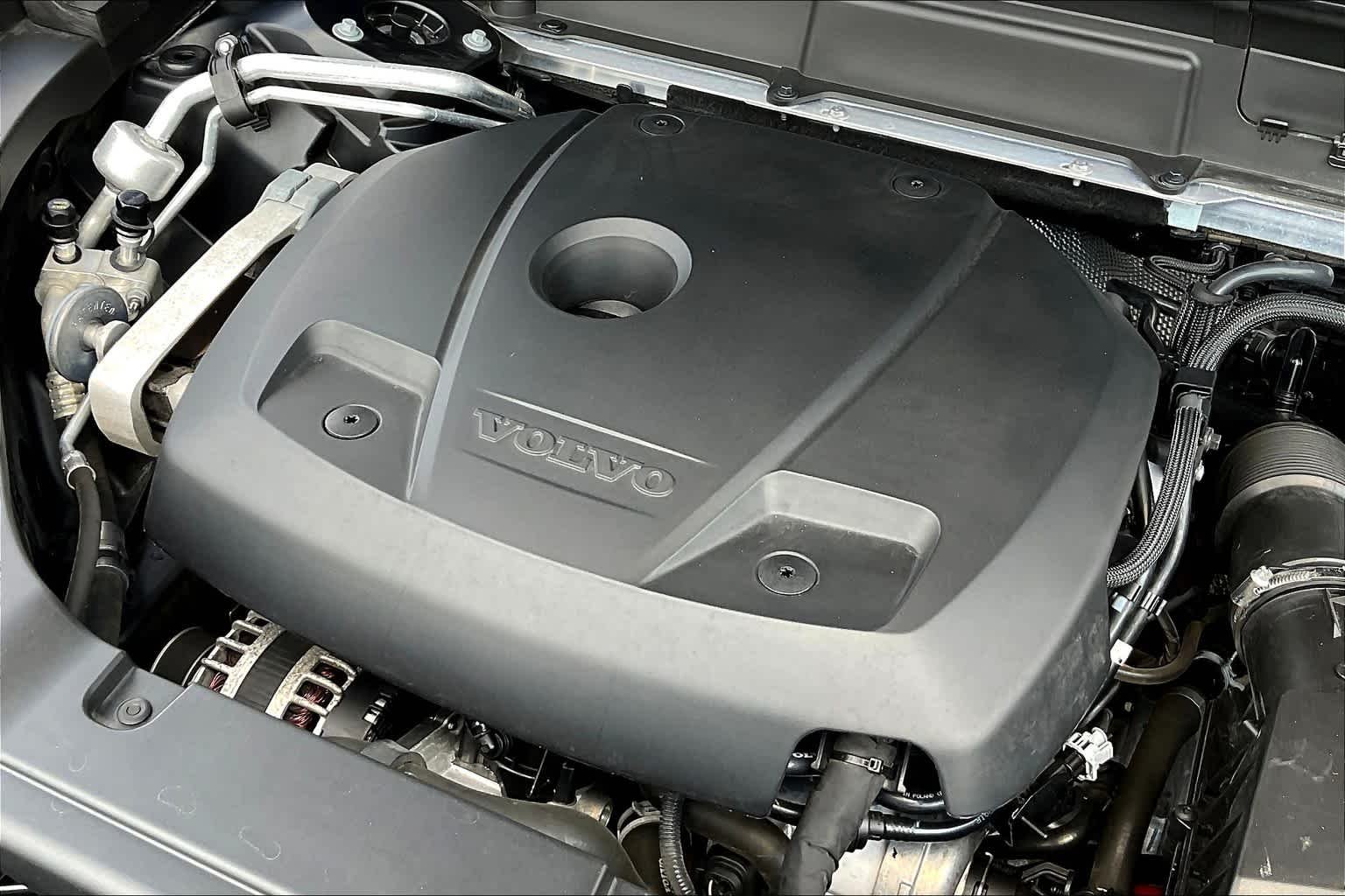 Used 2019 Onyx Black Metallic Volvo Momentum image 32