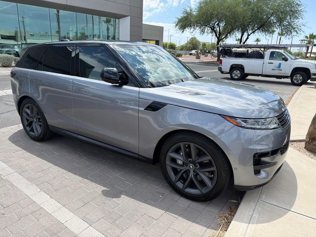Used 2025  Land Rover SE image 2