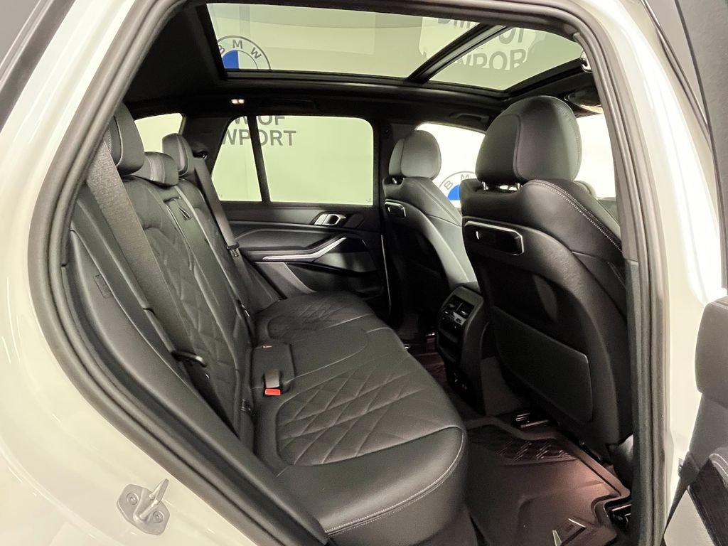 Used 2025 White BMW xDrive40i image 22