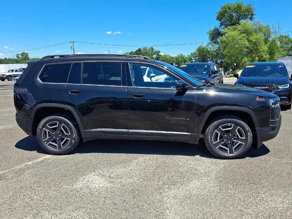 New 2026 Diamond Black Crystal Pearl-Coat Exterior Paint Jeep Limited image 9