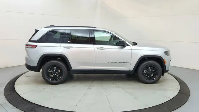 New 2026 Silver Zynith Exterior Paint Jeep Laredo Altitude image 11