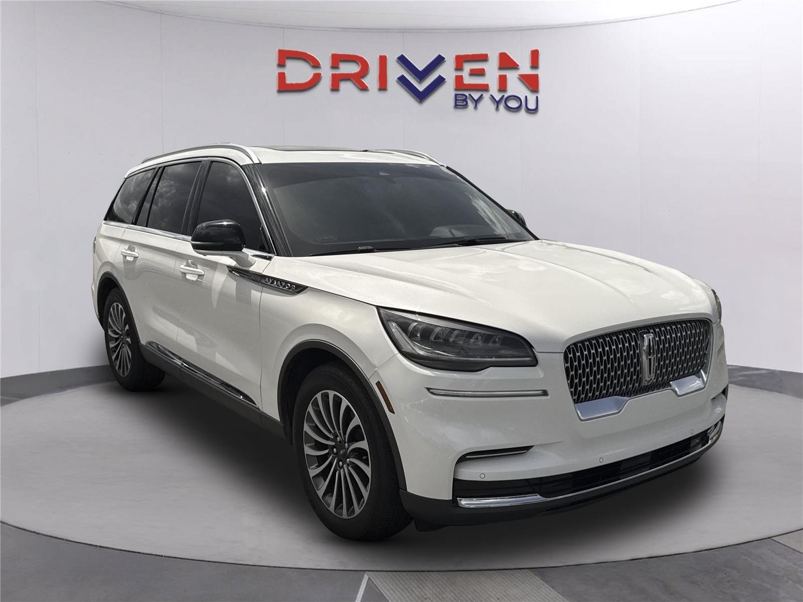 Used 2022 Pristine White Metallic Tri-Coat Lincoln Reserve image 2
