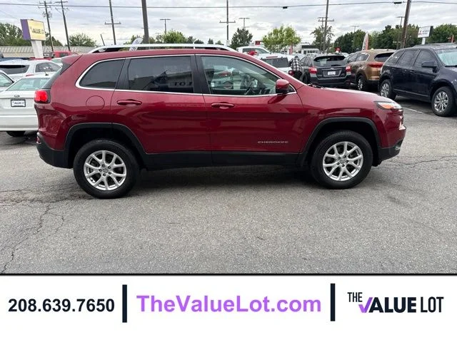 Used 2016 Red Jeep Latitude image 3