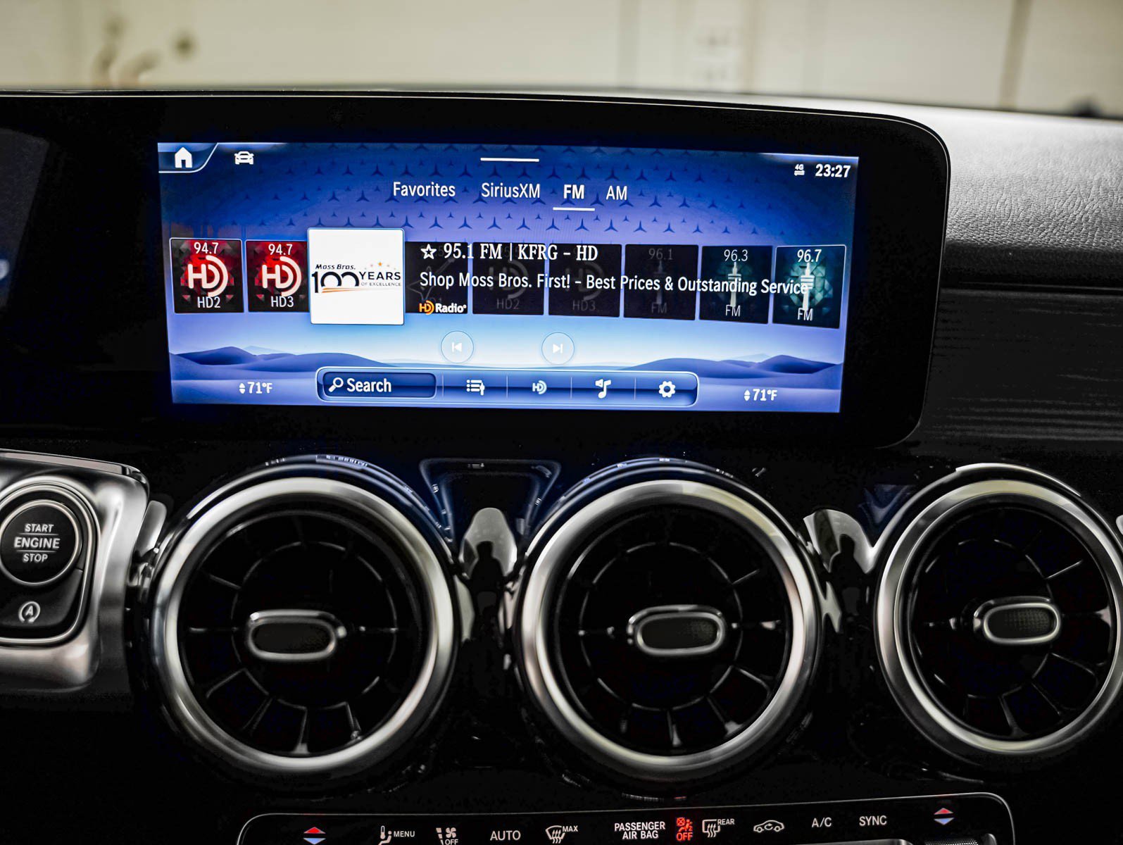 New 2026 Polar White Mercedes-Benz GLB 250 image 19