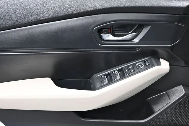 Used 2025 White Honda SE image 7
