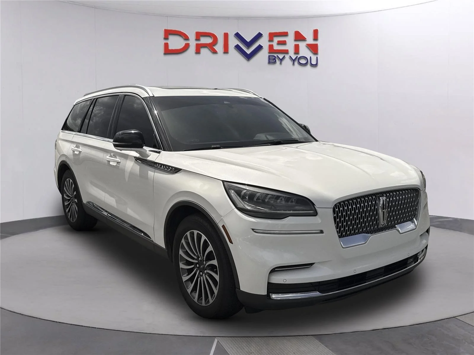 Used 2022 Pristine White Metallic Tri-Coat Lincoln Reserve image 2