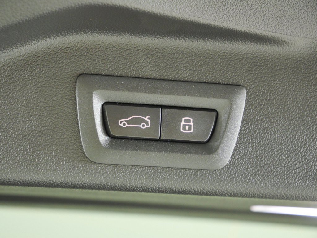 New 2026 Manhattan Green Metallic BMW xDrive50e image 30