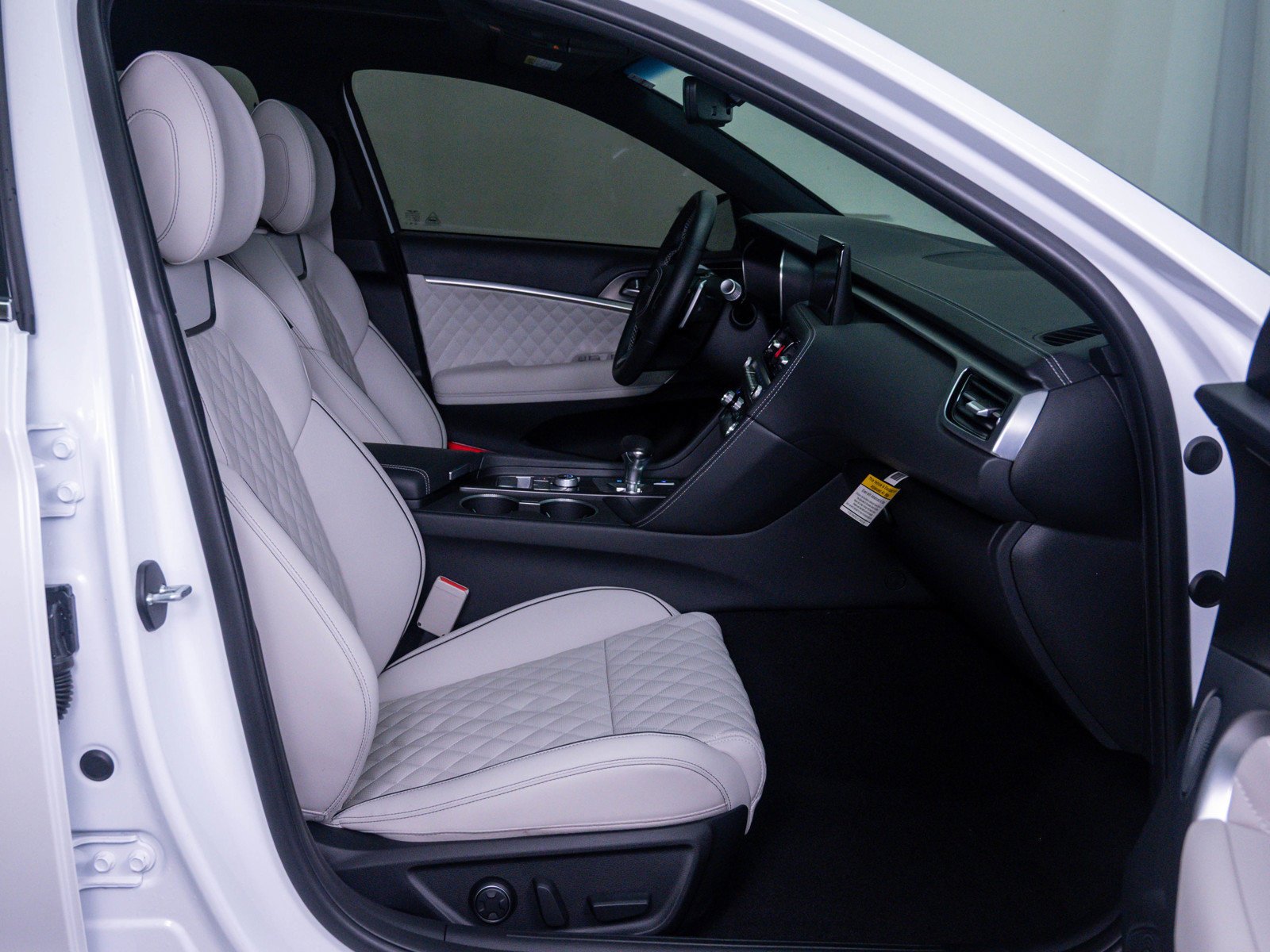 Certified Used 2025 Uyuni White Genesis 3.3T Sport Prestige image 10