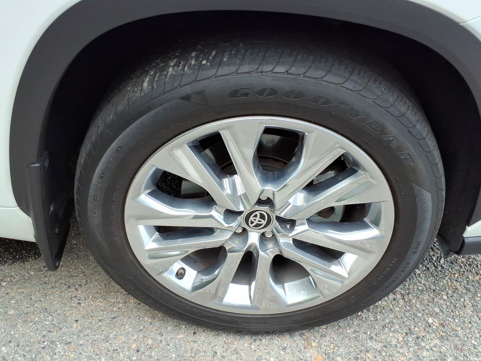 Used 2024 Wind Chill Pearl Toyota Limited image 9