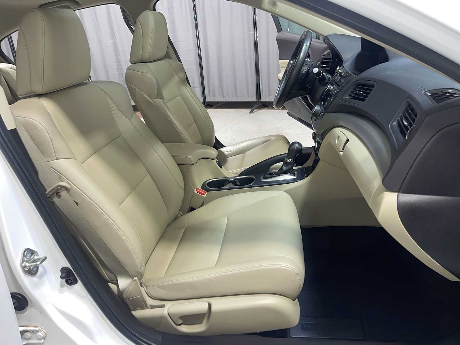 Used 2018 Bellanova White Pearl Acura  image 41