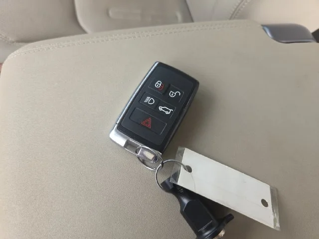 Used 2022 White Land Rover SE image 30