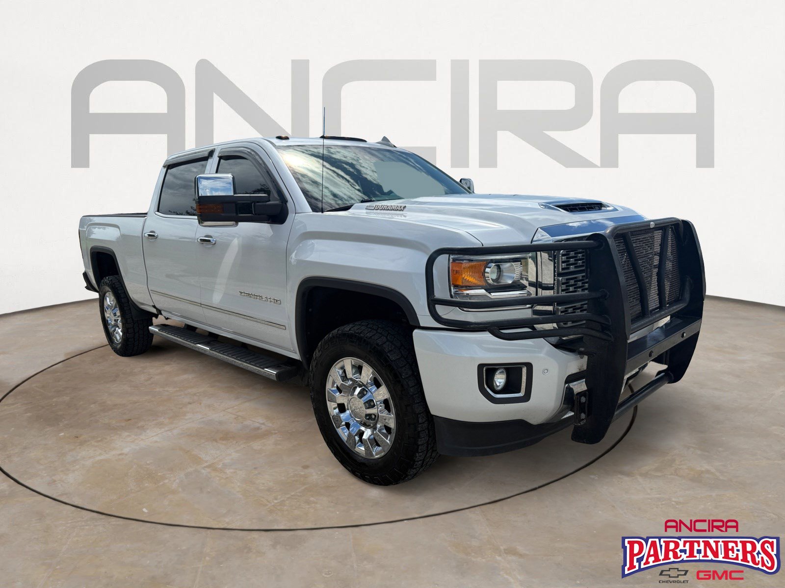 Used 2019 WHITE FROST TRICOAT GMC Denali image 1