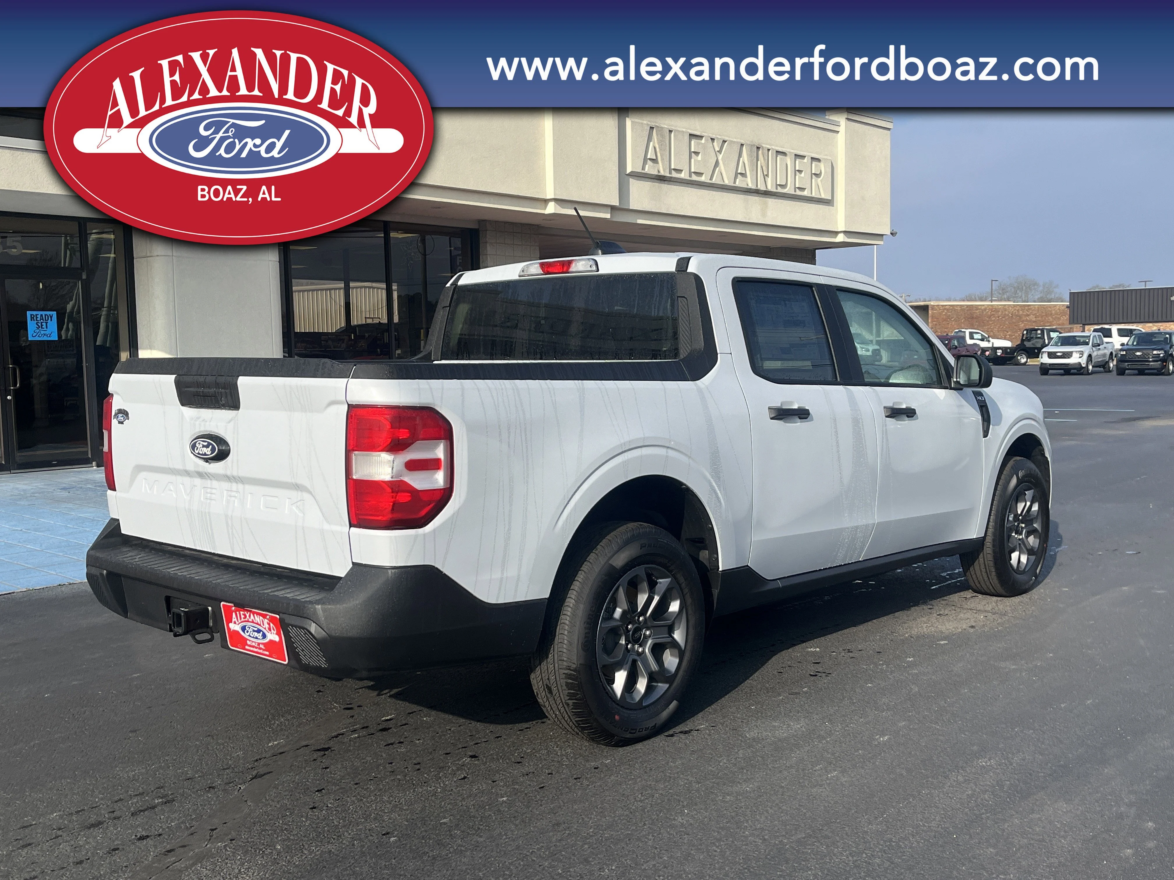New 2025 Space White Metallic Ford XLT image 4