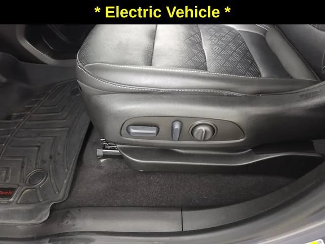 Used 2023 GRAY GHOST METALLIC Chevrolet 2LT image 24