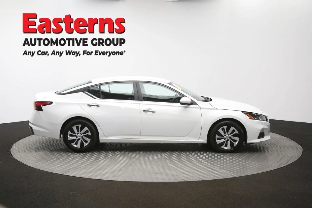 Used 2022 White Nissan 2.5 S image 43