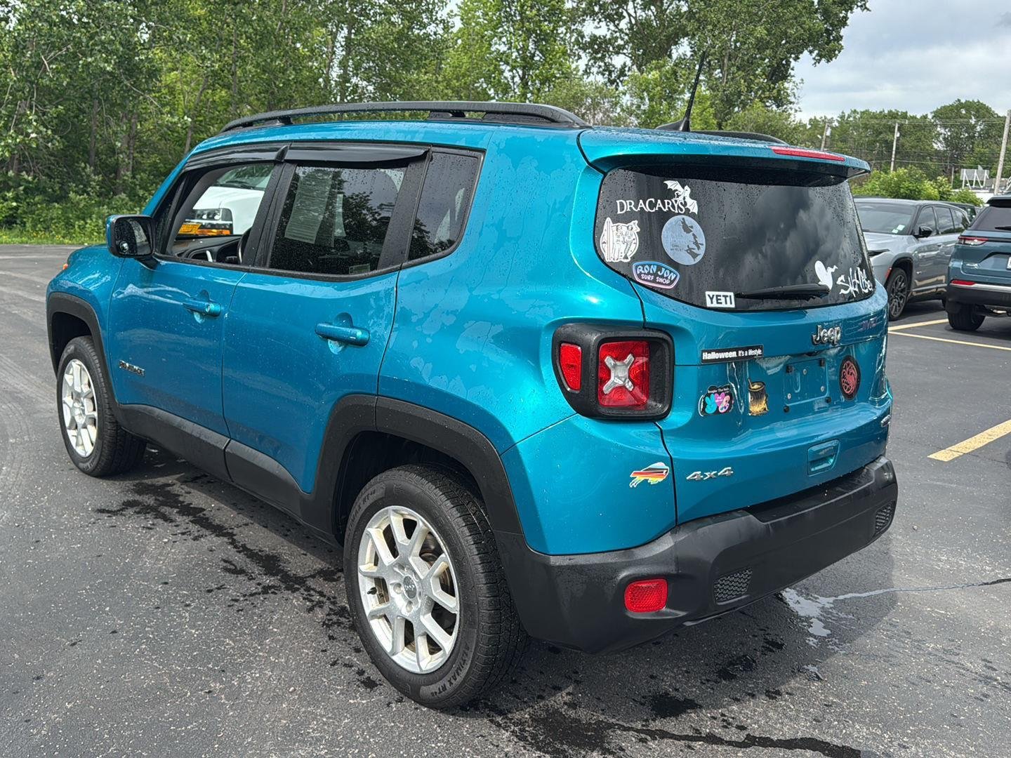 Used 2021  Jeep Latitude image 4