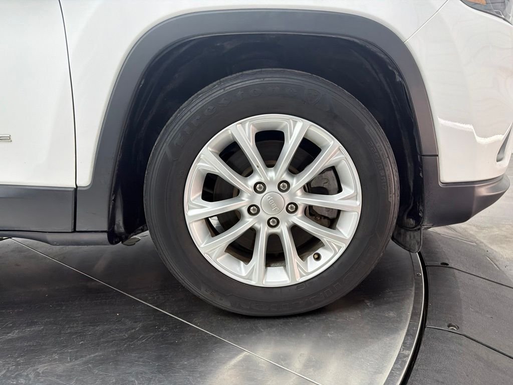 Used 2020 White Jeep Latitude image 9