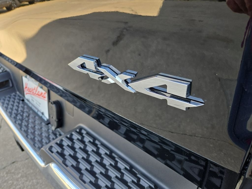 New 2026 Diamond Black Crystal Pearl-Coat Exterior Paint RAM Tradesman image 22