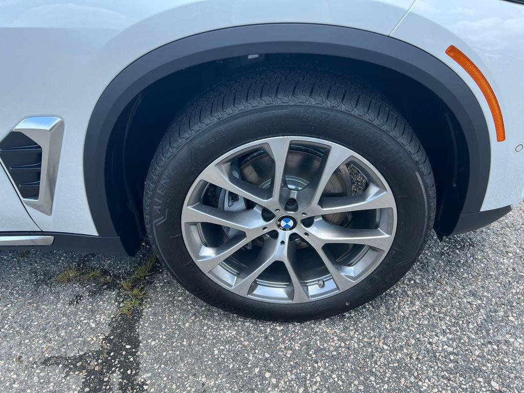 New 2026 Mineral White Metallic BMW xDrive40i image 2
