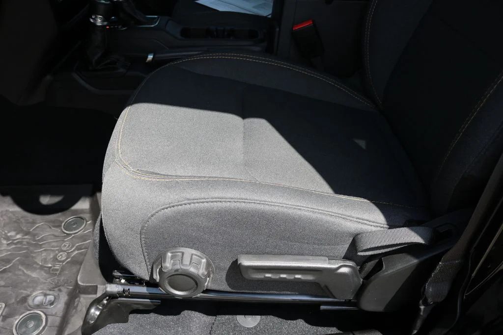 Used 2024  Jeep Sport image 12
