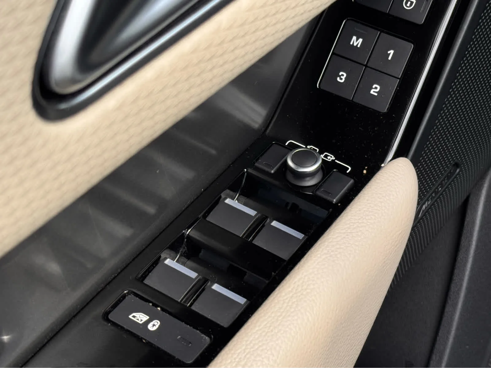Used 2020 Fuji White Land Rover S image 17