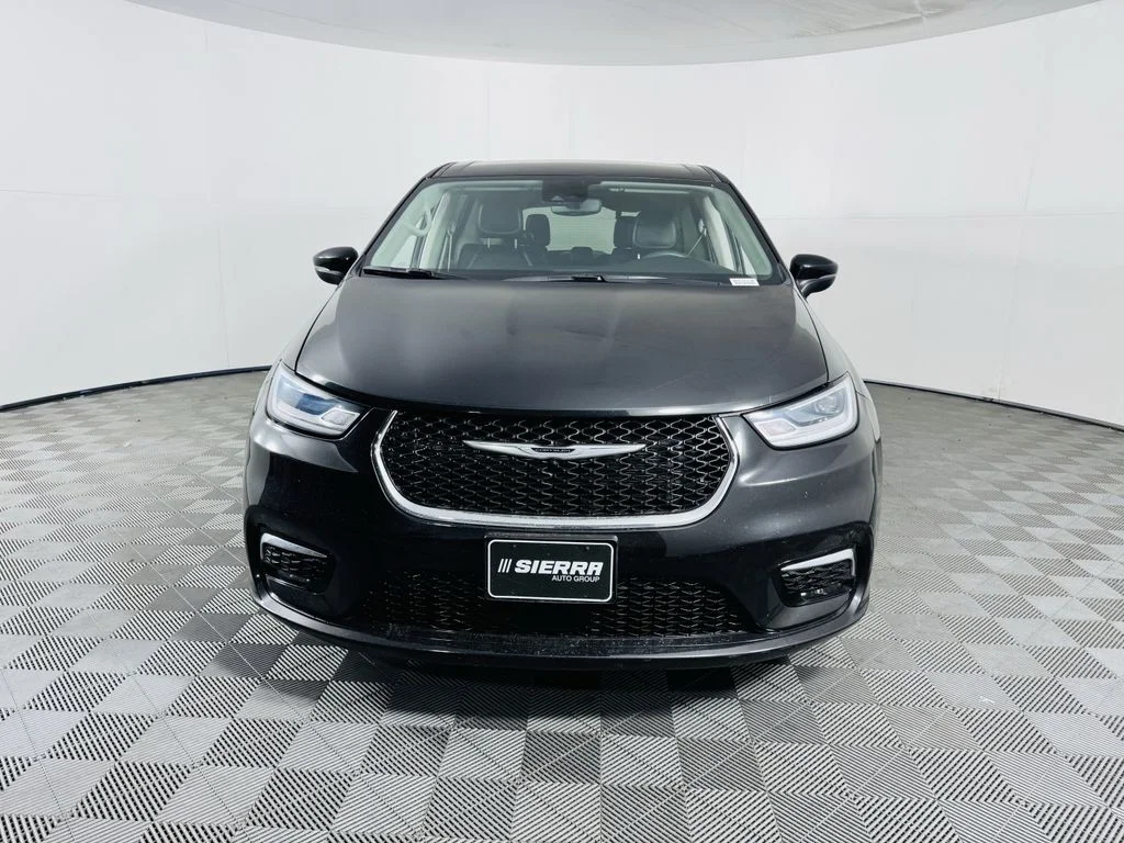 Used 2023 Black Chrysler Touring L image 3