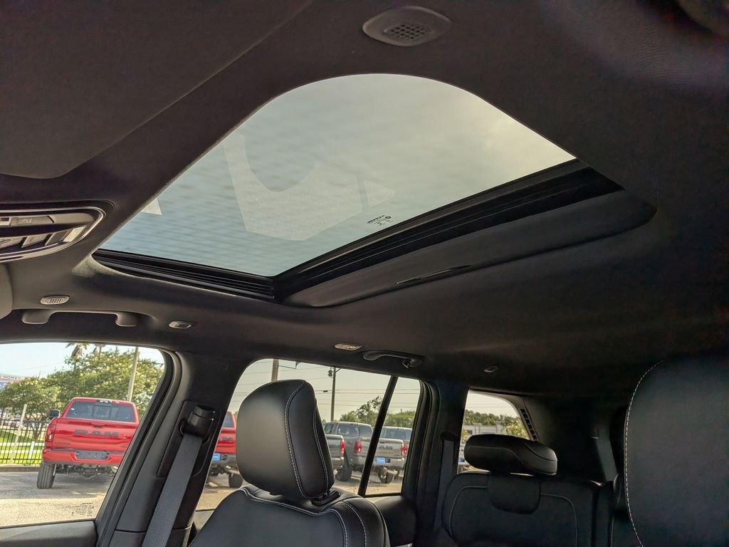 New 2026 Silver Zynith Exterior Paint Jeep Altitude image 15