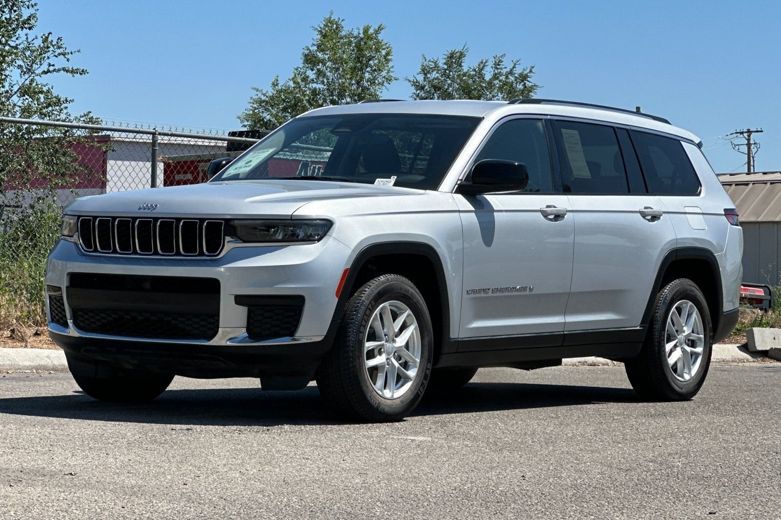 Used 2023 Silver Jeep Laredo image 8