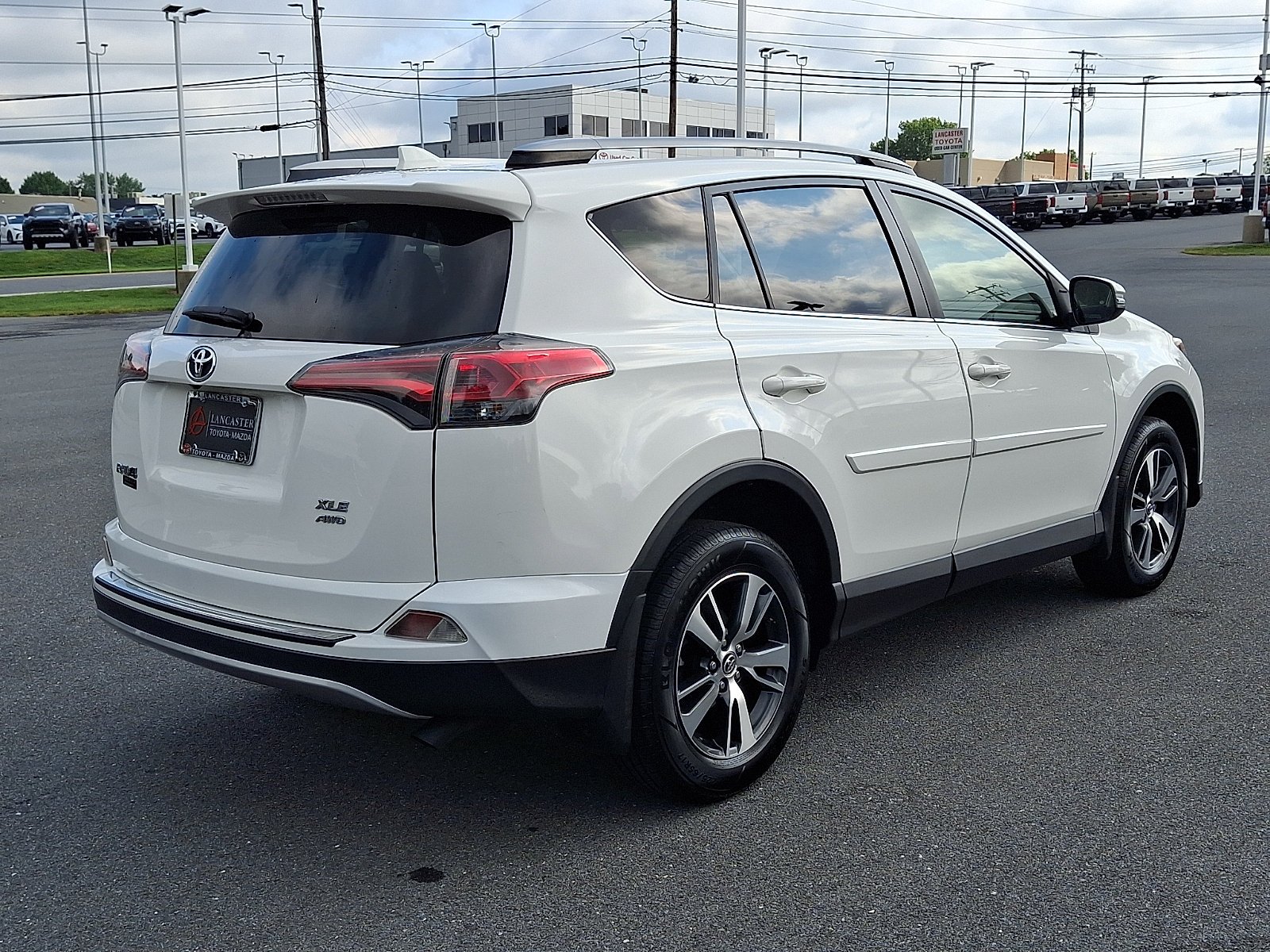 Used 2018 Super White Toyota XLE image 7