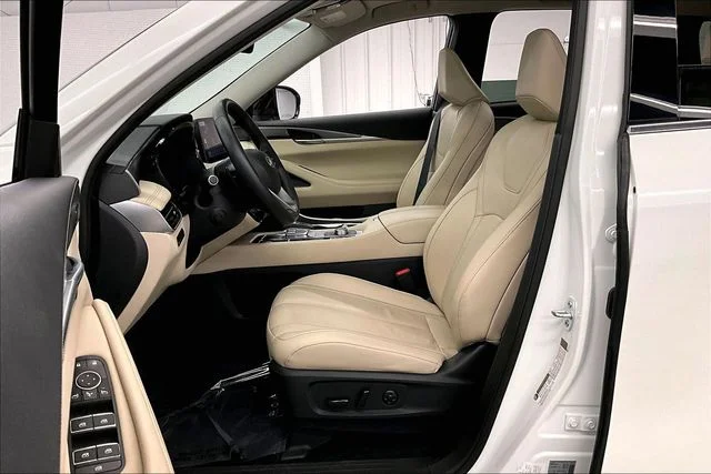Used 2024 Majestic White INFINITI LUXE image 24