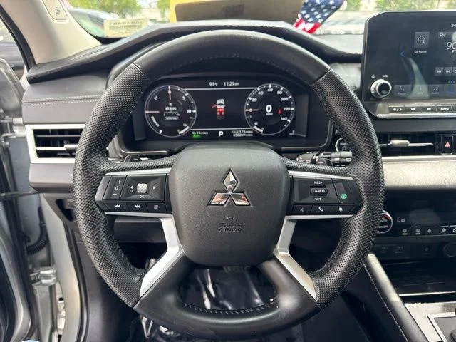 Used 2023 White Mitsubishi SE image 17