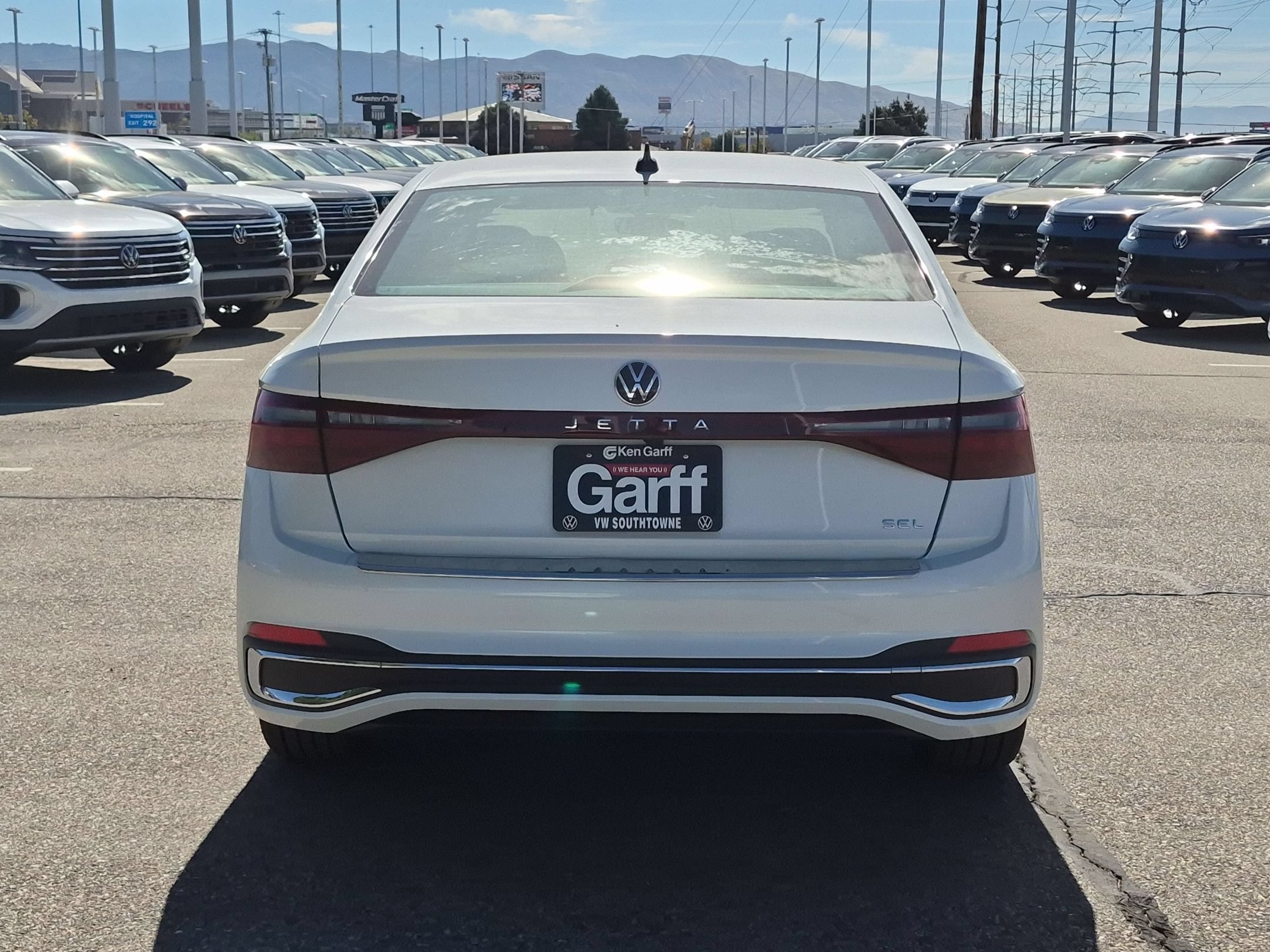 New 2027 Opal White Pearl Volkswagen SEL image 4