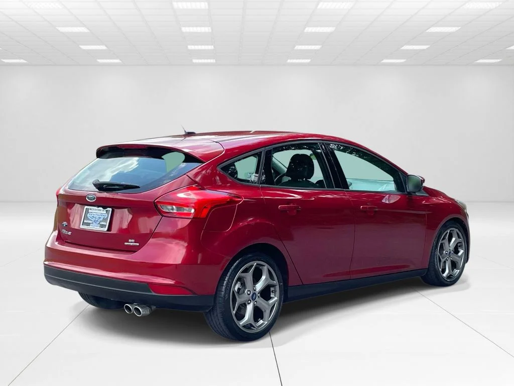 Used 2015 Red Ford SE image 6