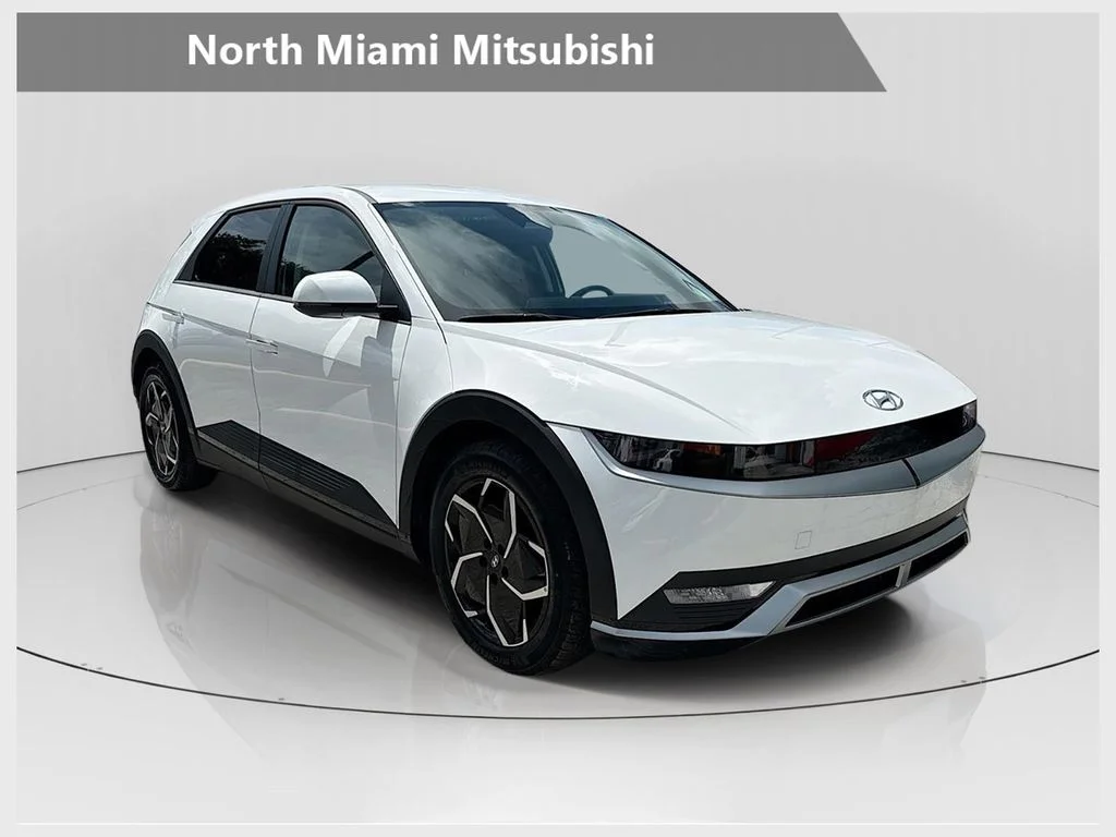 Used 2023 White Hyundai SE image 1