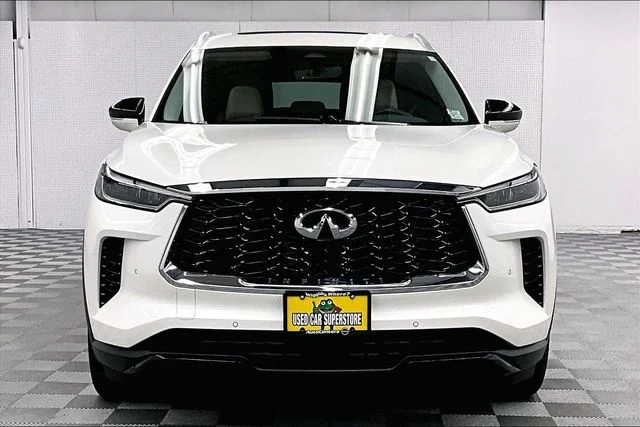 Used 2024 Majestic White INFINITI LUXE image 4