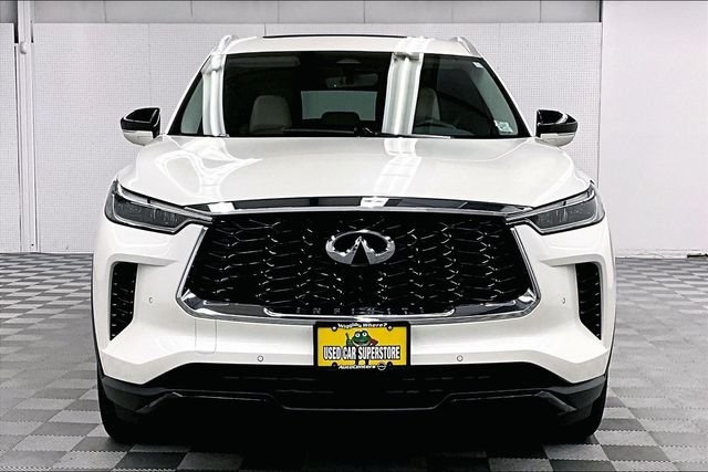 Used 2024 Majestic White INFINITI LUXE image 4