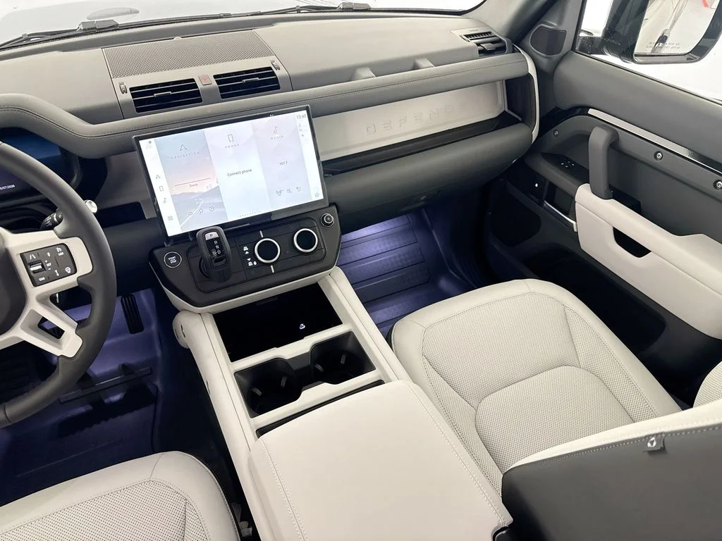 New 2026 Santorini Black Land Rover X-Dynamic SE image 24