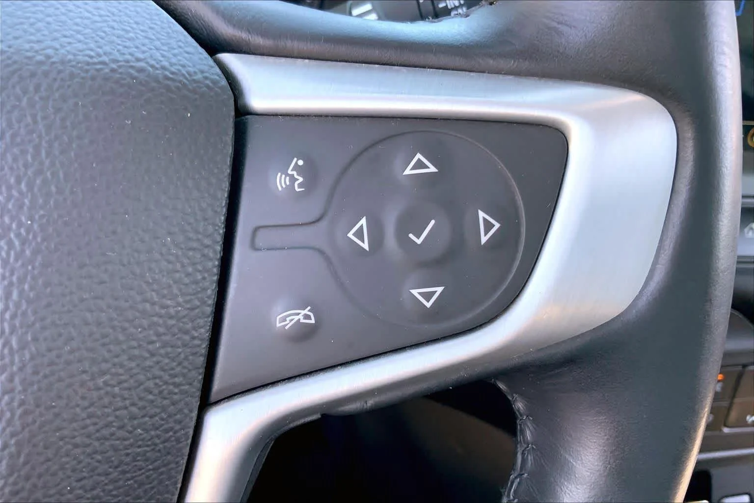 Used 2019 Summit White GMC SLE image 25