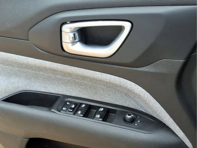 Used 2024  Jeep Latitude image 17